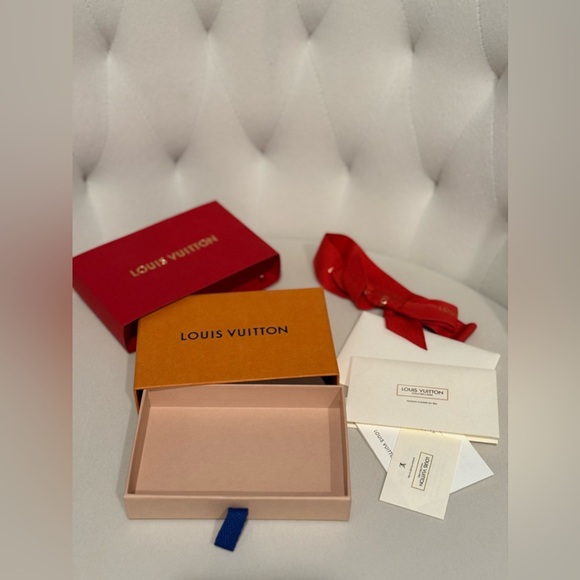 Louis Vuitton Box with ribbon and papers - Picture 3 of 5